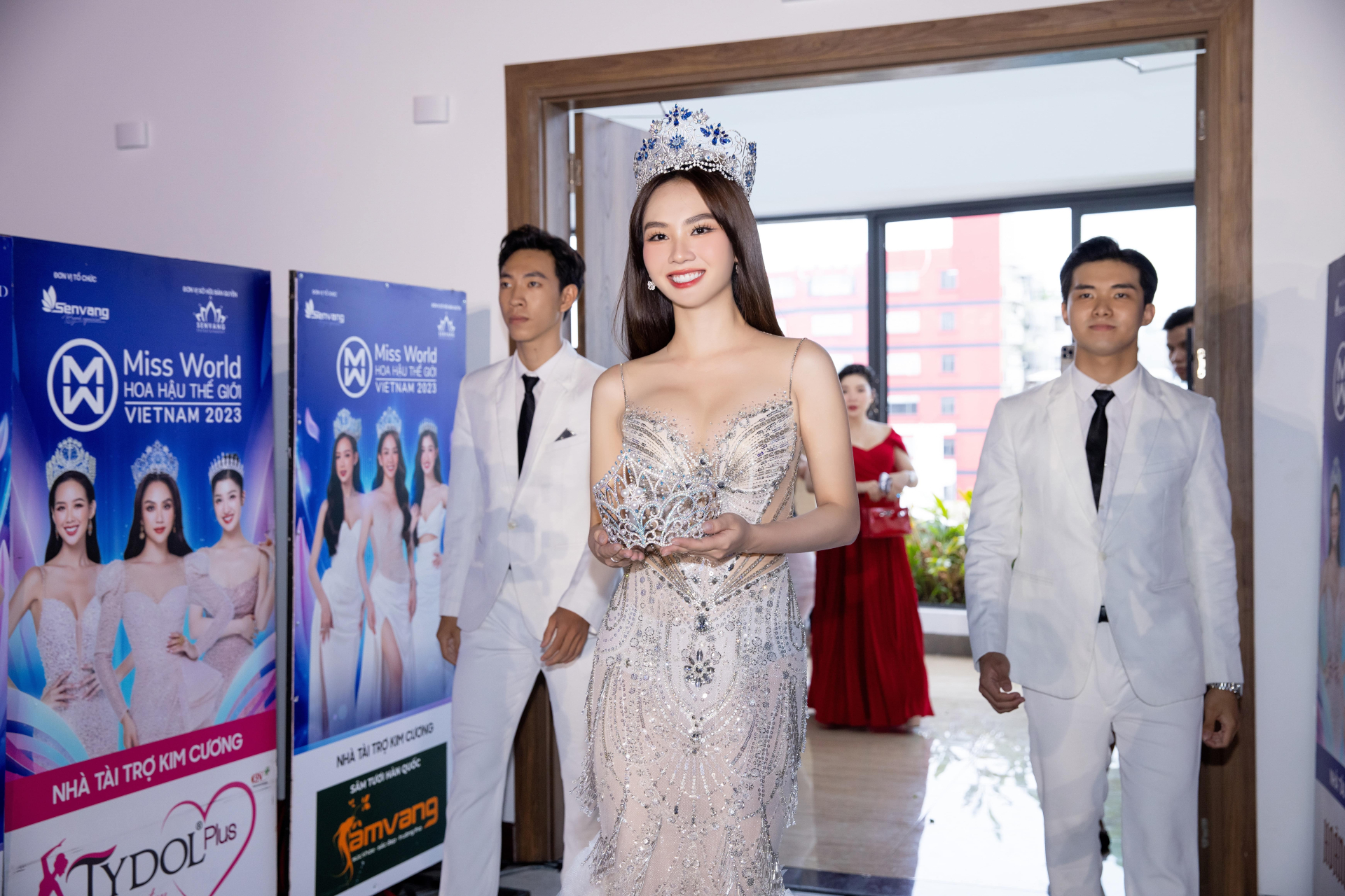 Trong phần giới thiệu vương miện Miss World Vietnam 2023 đã xảy ra một  sự cố ngoài ý muốn khi vương miện rơi ra khỏi vị trí khiến các khách mời 1 phen thót tim.