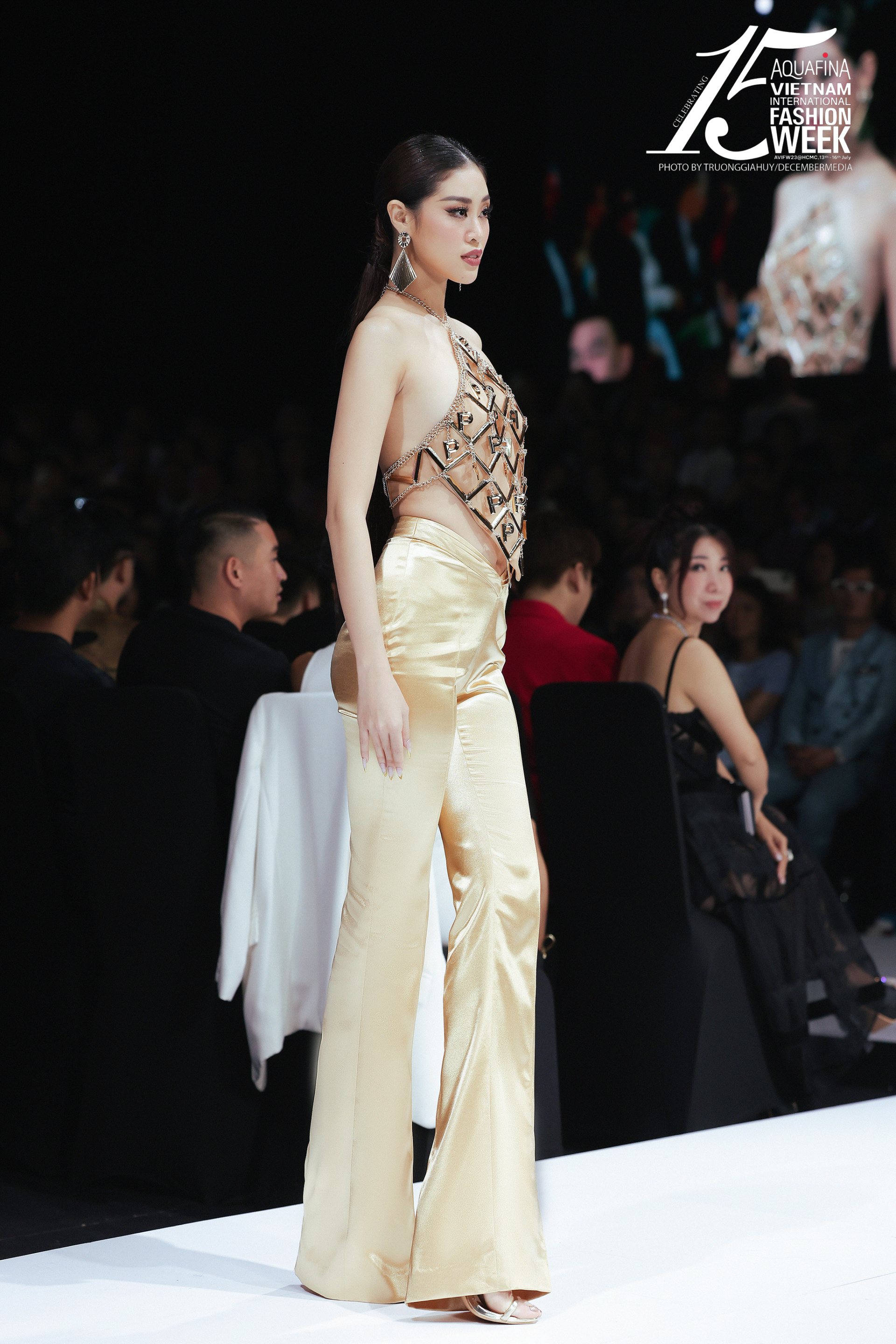 Hoa hậu Khánh Vân xuất hiện với vị trí first-face cho bộ sưu tập cùng trang phục áo yếm mang đậm nét truyền thống (Ảnh: Trương Gia Huy)