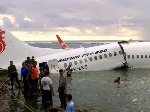 Khi sự cố máy bay xảy ra, hành khách và phi hành đoàn đều cần bình tĩnh để tìm cách xử lý. (Ảnh: Internet)