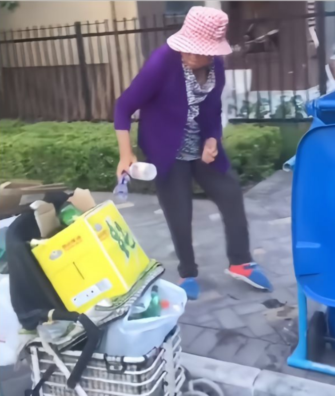 Nhìn qua có thể thấy bà cụ đang nhặt từng cái chai rỗng từ thùng rác (Ảnh: Internet)