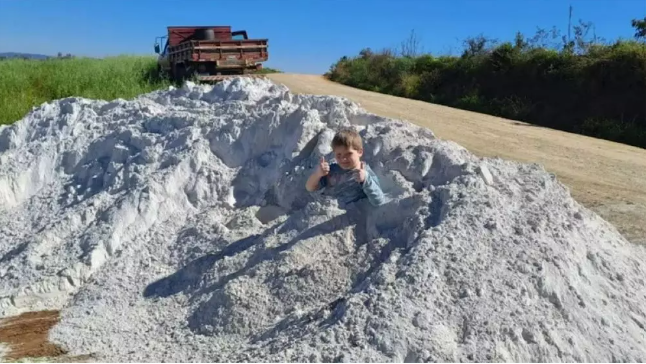 Bức ảnh cuối cùng Arthur chụp cùng bãi bột đá vôi gây ra sự ra đi của cậu bé (Ảnh: Internet)