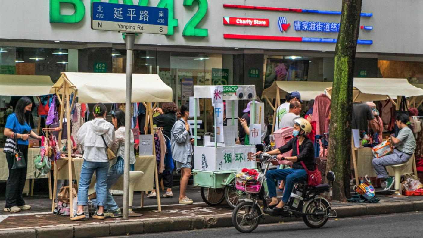 Chợ trời hàng tháng rao bán những món đồ tái chế tại Thượng Hải, Trung Quốc (Ảnh: Sixth Tone)