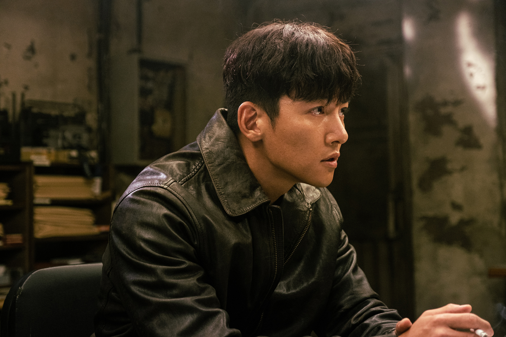 Vẻ đẹp nam thần đầy gai góc trong phim mới của Ji Chang Wook