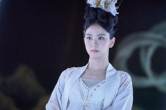 Tạo hình gây tranh cãi của Jisoo trong vai diễn 'nàng tiên truyền thống Hàn Quốc'