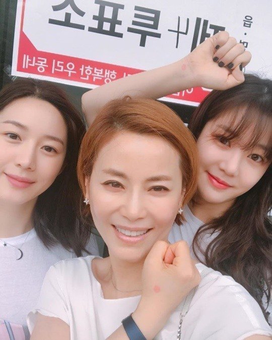 Lee Yu Bi cùng mẹ và em gái Lee Da In