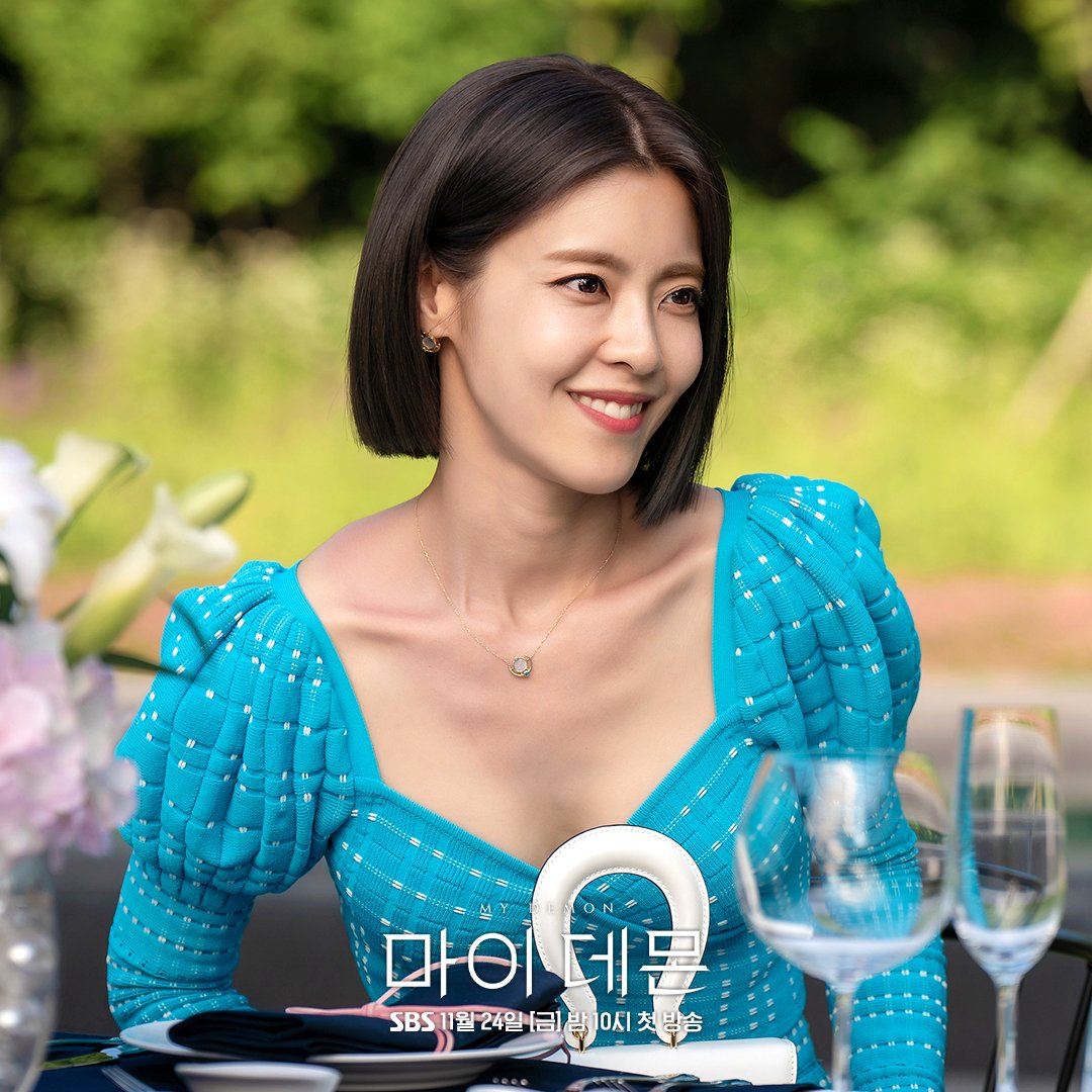 Diễn viên Lee Yoon Ji được khán giả biết đến qua các phim Gia Tộc Họ Wang, The King 2 Hearts, Dream High, Hoàng Cung,...