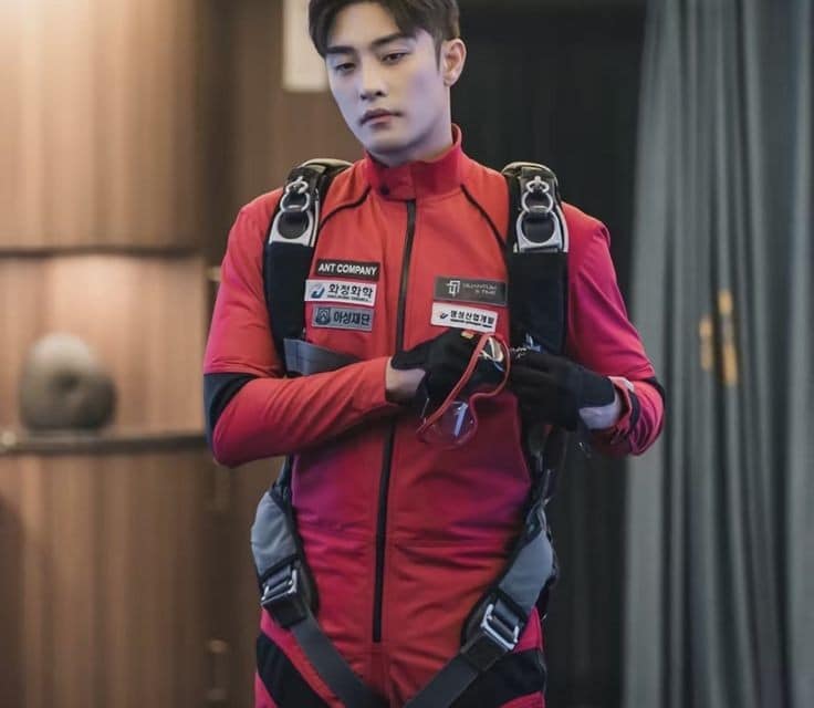 Sung Hoon vốn là một vận động viên bơi lội, nhưng vì chấn thương nên phải từ bỏ sự nghiệp thể thao.