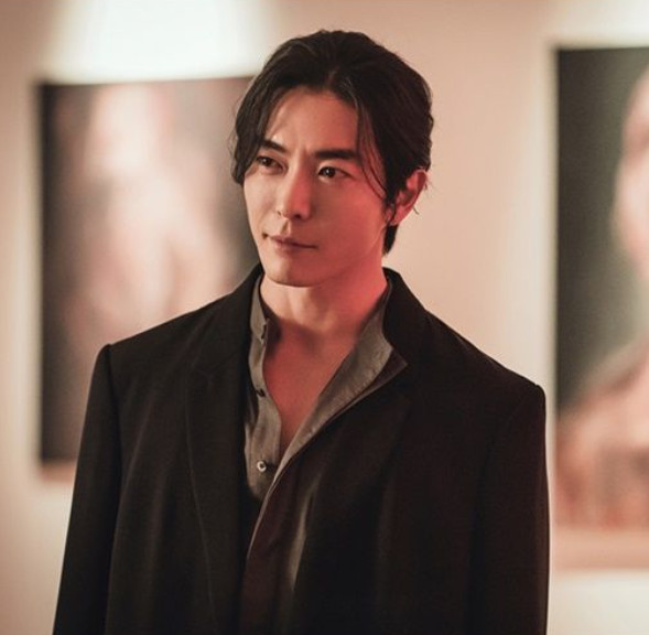 Kim Jae Wook là một diễn viên nổi tiếng, được biết đến nhiều nhất qua vai phản diện Mo Tae Gu trong 