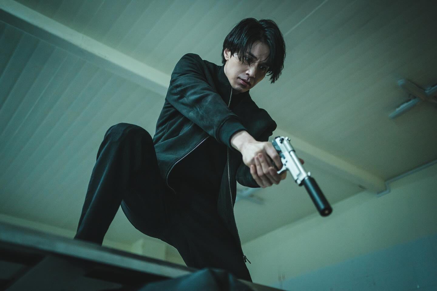 Lee Dong Wook đẹp trai và nguy hiểm trong Cửa Hàng Sát Thủ