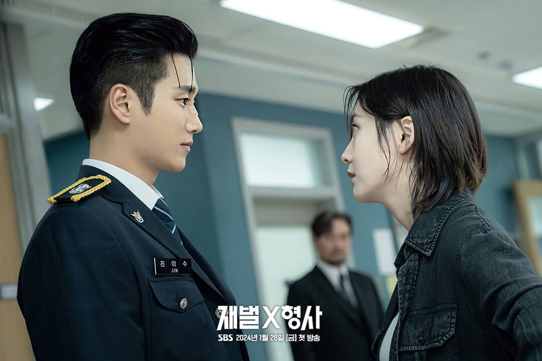 Lần đầu gặp nhau, cả hai có những khác biệt lớn. Với mái tóc chải chuốt, bộ đồng phục ủi phẳng phiu, Yi Soo đến trụ sở cảnh sát khiến mọi người ai nấy phải ngoái nhìn.