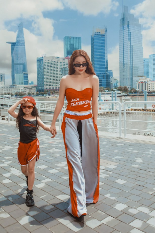 Mẹ con Trà Ngọc Hằng sành điệu xuống phố với phong cách thời trang street style - ảnh 3