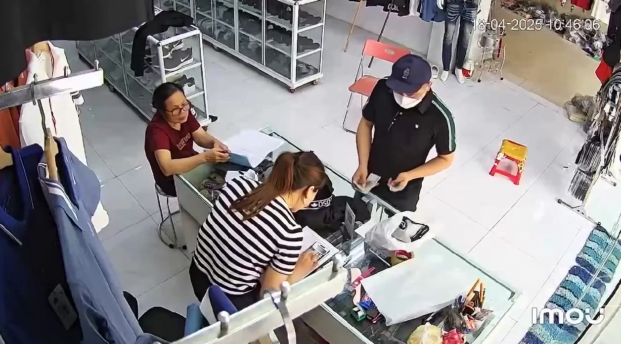 Hé lộ video Bùi Đình Khánh vào cửa hàng thời trang, bình thản mặc cả dù đang bị truy nã - ảnh 4