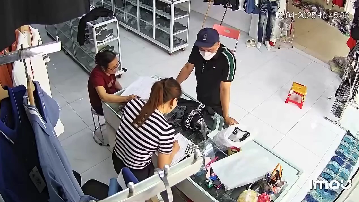 Hé lộ video Bùi Đình Khánh vào cửa hàng thời trang, bình thản mặc cả dù đang bị truy nã - ảnh 3