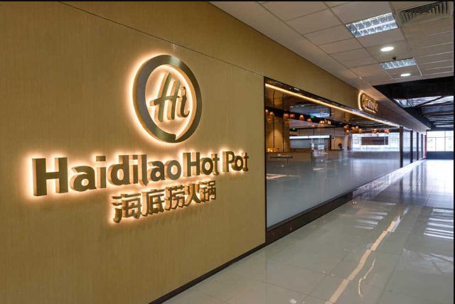 Người phụ nữ khẳng định bị điện giật khi lấy nước chấm tại Haidilao, nhà hàng có phản hồi gây chú ý - ảnh 1