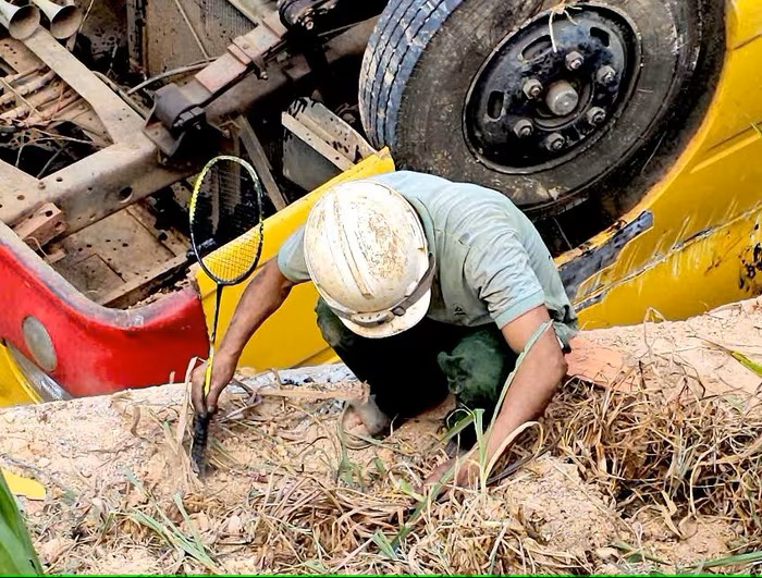 Xe chở 20 học sinh bị lật: Người thân nỗ lực tìm ngón tay cho nữ sinh lớp 9, tài xế tiết lộ nguyên nhân - ảnh 3