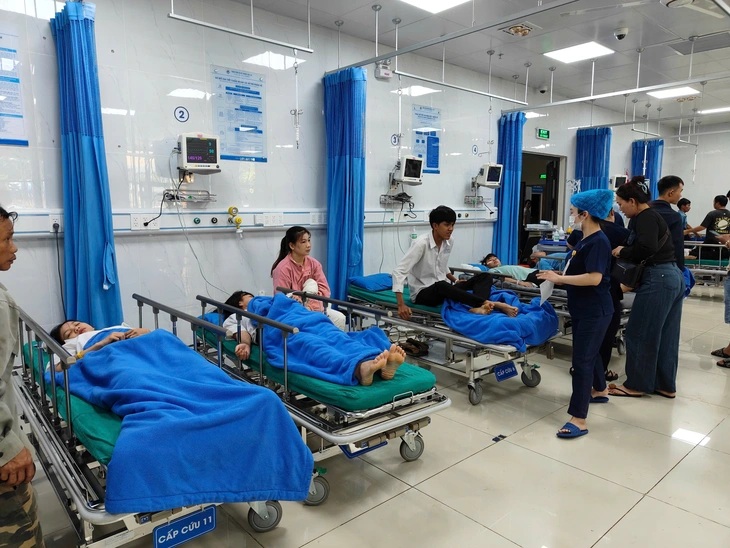 Xe chở 20 học sinh bị lật: Người thân nỗ lực tìm ngón tay cho nữ sinh lớp 9, tài xế tiết lộ nguyên nhân - ảnh 2
