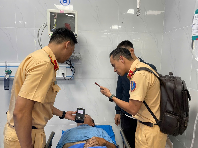 Xe chở 20 học sinh bị lật: Người thân nỗ lực tìm ngón tay cho nữ sinh lớp 9, tài xế tiết lộ nguyên nhân - ảnh 4