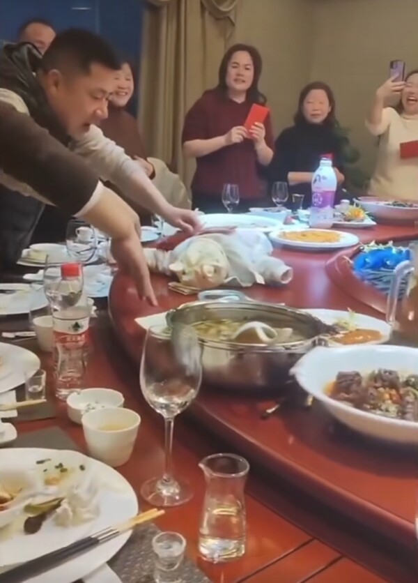 Cả nhà đặt bé sơ sinh lên bàn ăn rồi xoay tròn để lì xì, hành động sau đó gây bức xúc - ảnh 2