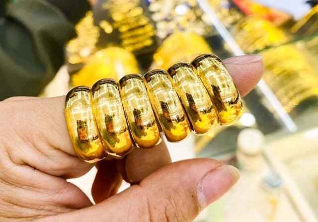 Giá vàng trong nước hôm nay 25/4/2025 tiếp tục tăng, cao hơn thế giới gần 16 triệu đồng - ảnh 2