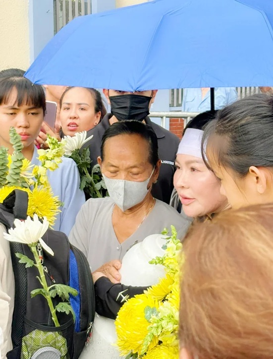 Sao nữ được con trai Quý Bình gọi là 'má' xuất hiện tại lễ thủy táng, thái độ vợ cố diễn viên gây chú ý - ảnh 2