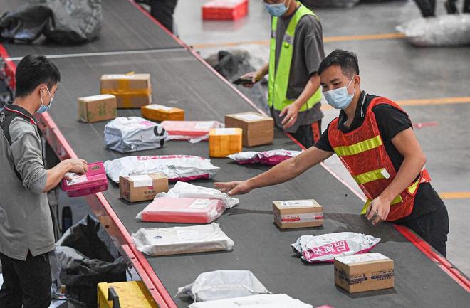 Phát hiện 13kg thỏi vàng giá 23 tỷ đồng trong gói hàng, người phụ nữ tưởng lừa đảo nhưng hành động mới bất ngờ - ảnh 3