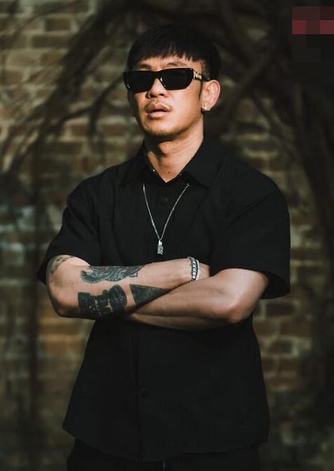 Nam ca sĩ đang hát thì bị khán giả giật micro thông báo có người đuối nước, phản ứng sau đó gây chú ý - ảnh 2