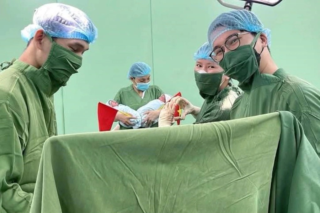 Cặp sinh đôi ở Nghệ An chào đời đúng ngày 30/4, được bố mẹ đặt cho cái tên đặc biệt - ảnh 1