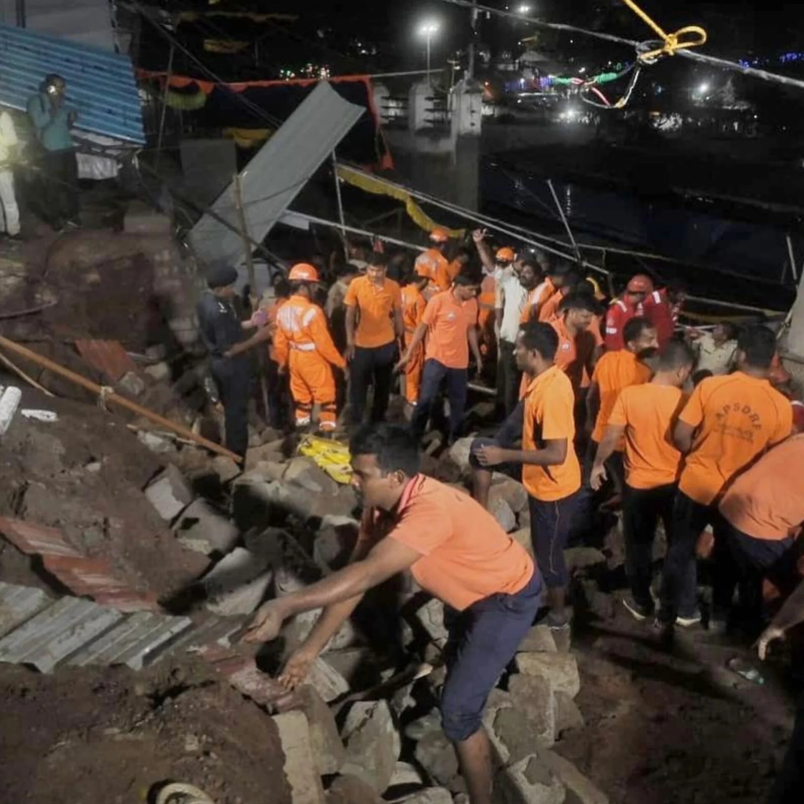 Bức tường xi măng bất ngờ đổ sập khiến 8 người thiệt mạng thương tâm - ảnh 3