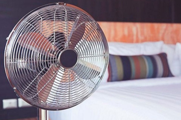 Ngủ với quạt trong thời tiết nắng nóng nguy hiểm thế nào? Bác sĩ cảnh báo những nguy cơ đáng báo động - ảnh 1