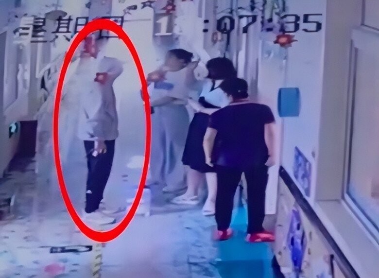 Camera trường học ghi lại cảnh một người đàn ông giả làm ông nội đến đón cháu, cái kết khiến phụ huynh rùng mình - ảnh 1