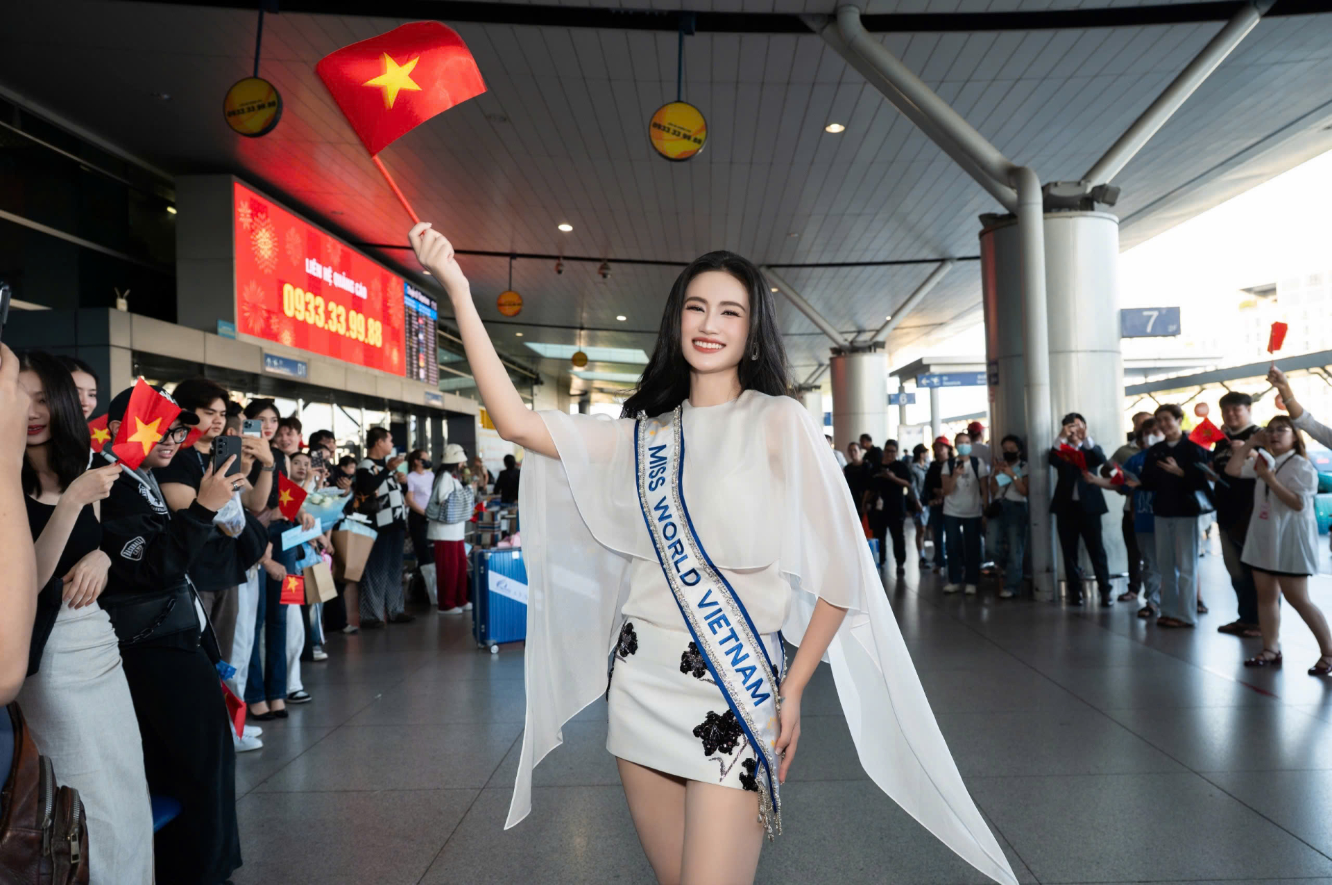 Hoa hậu Ý Nhi mang hơn 160 kg hành lý đến Ấn Độ thi Miss World - ảnh 7