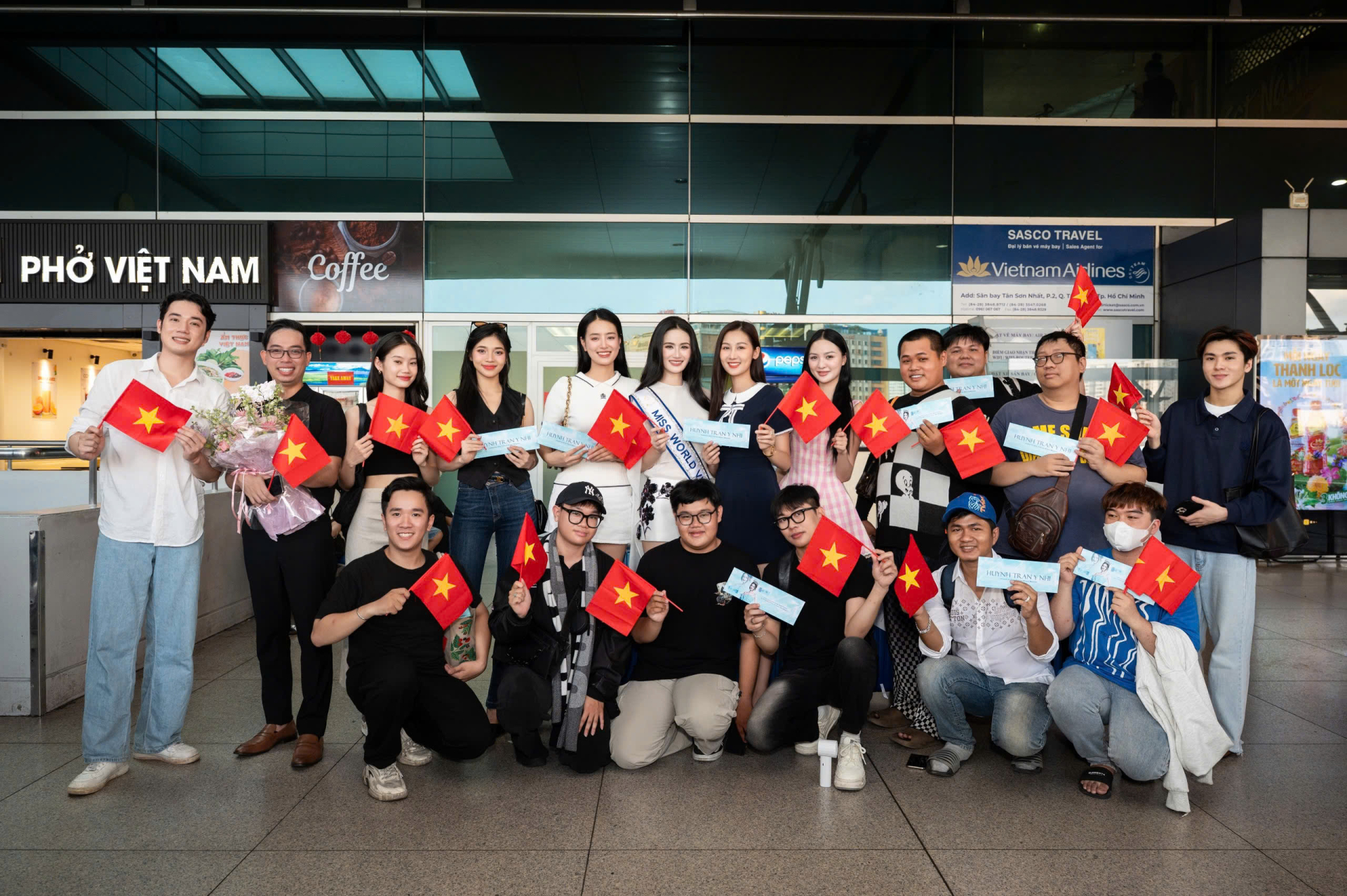 Hoa hậu Ý Nhi mang hơn 160 kg hành lý đến Ấn Độ thi Miss World - ảnh 3
