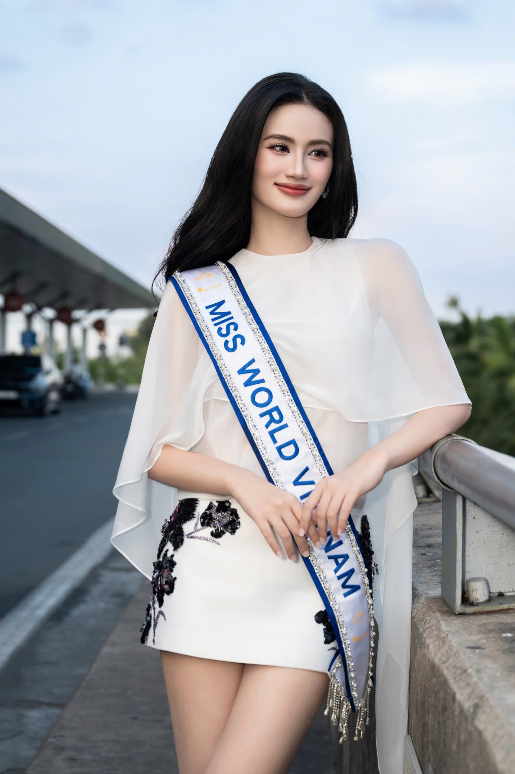 Hoa hậu Ý Nhi mang hơn 160 kg hành lý đến Ấn Độ thi Miss World - ảnh 1