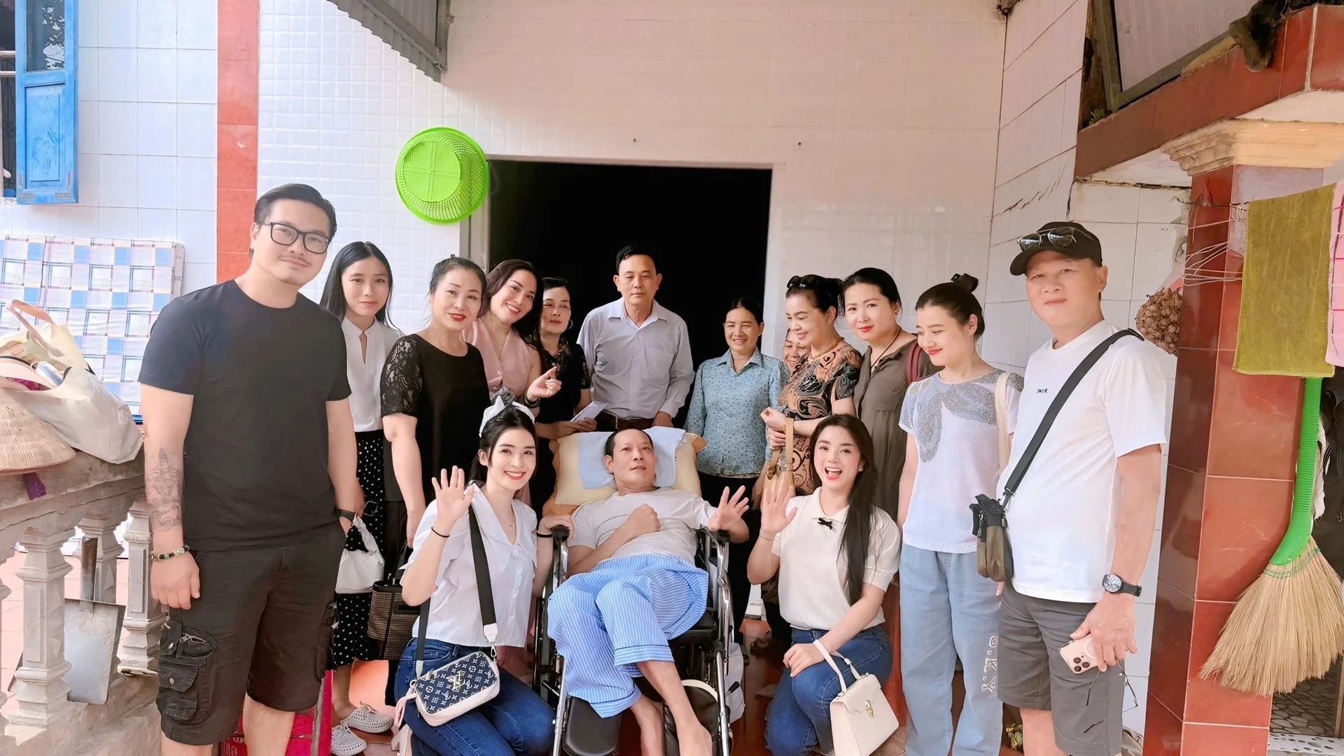 Diễn viên Thái Hòa bị liệt nửa người, chưa thể nói sau cơn đột quỵ, họ hàng phải quyên góp tiền chữa trị - ảnh 3