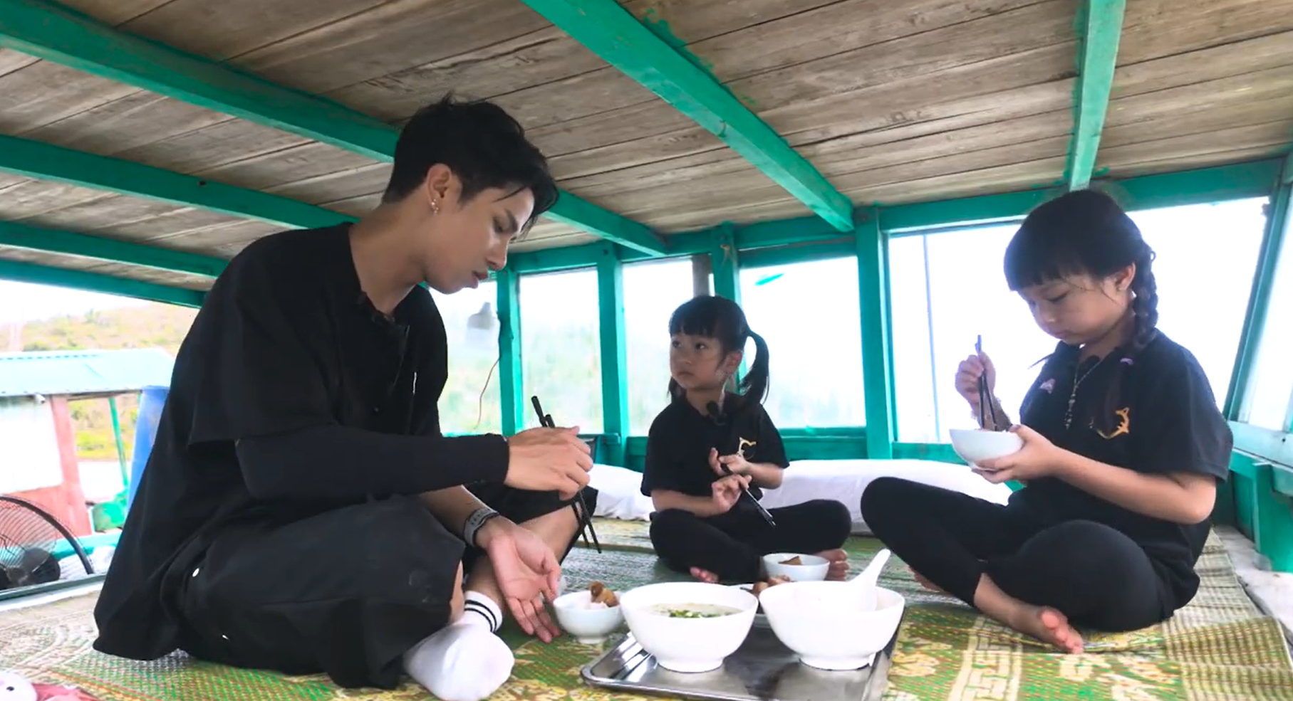 Bố Ơi Mình Đi Đâu Thế? tập 1: Neko Lê cùng con gái ở nhà thuyền, Duy Hưng bị thương vẫn đồng hành cùng con - ảnh 3