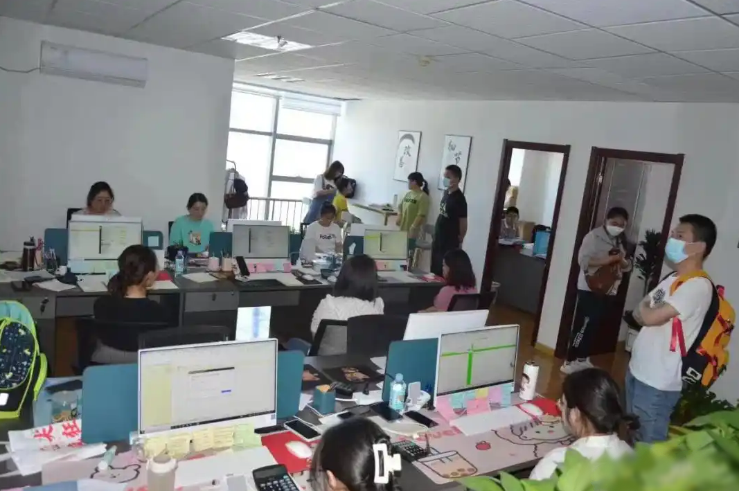 Tịch thu 38 kg vàng, trị giá 53 tỷ đồng trong căn nhà của đôi vợ chuyên livestream bán thực phẩm chức năng - ảnh 1