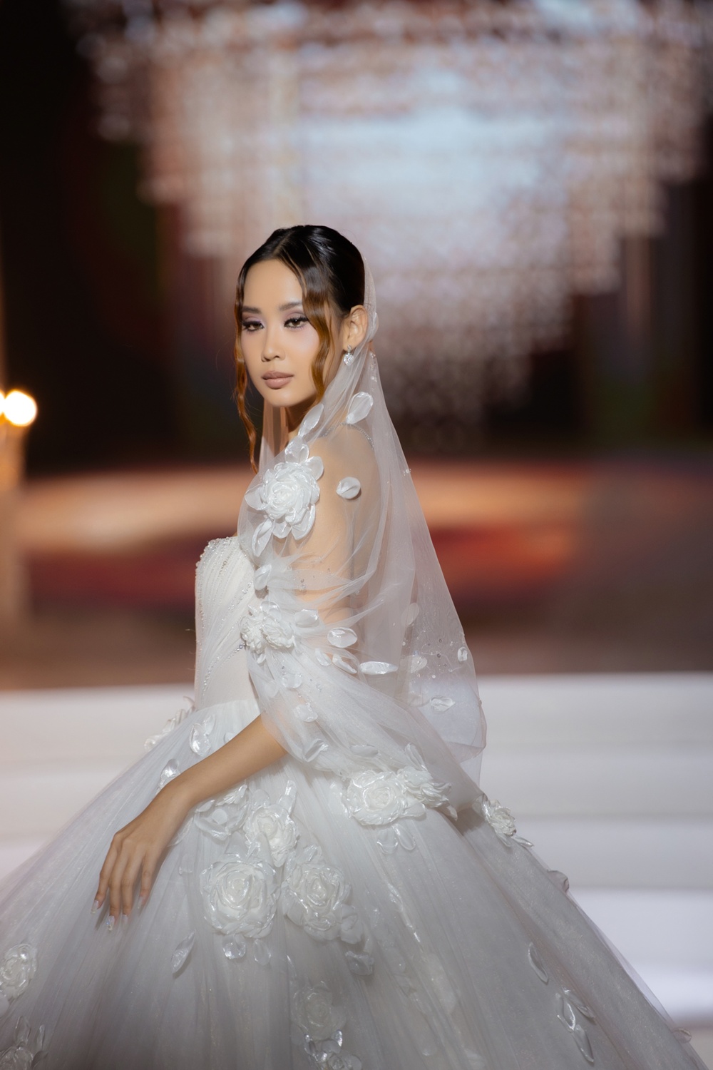 Hoàng Thùy tựa nữ thần khi diện váy cưới của NTK Chung Thanh Phong - ảnh 4