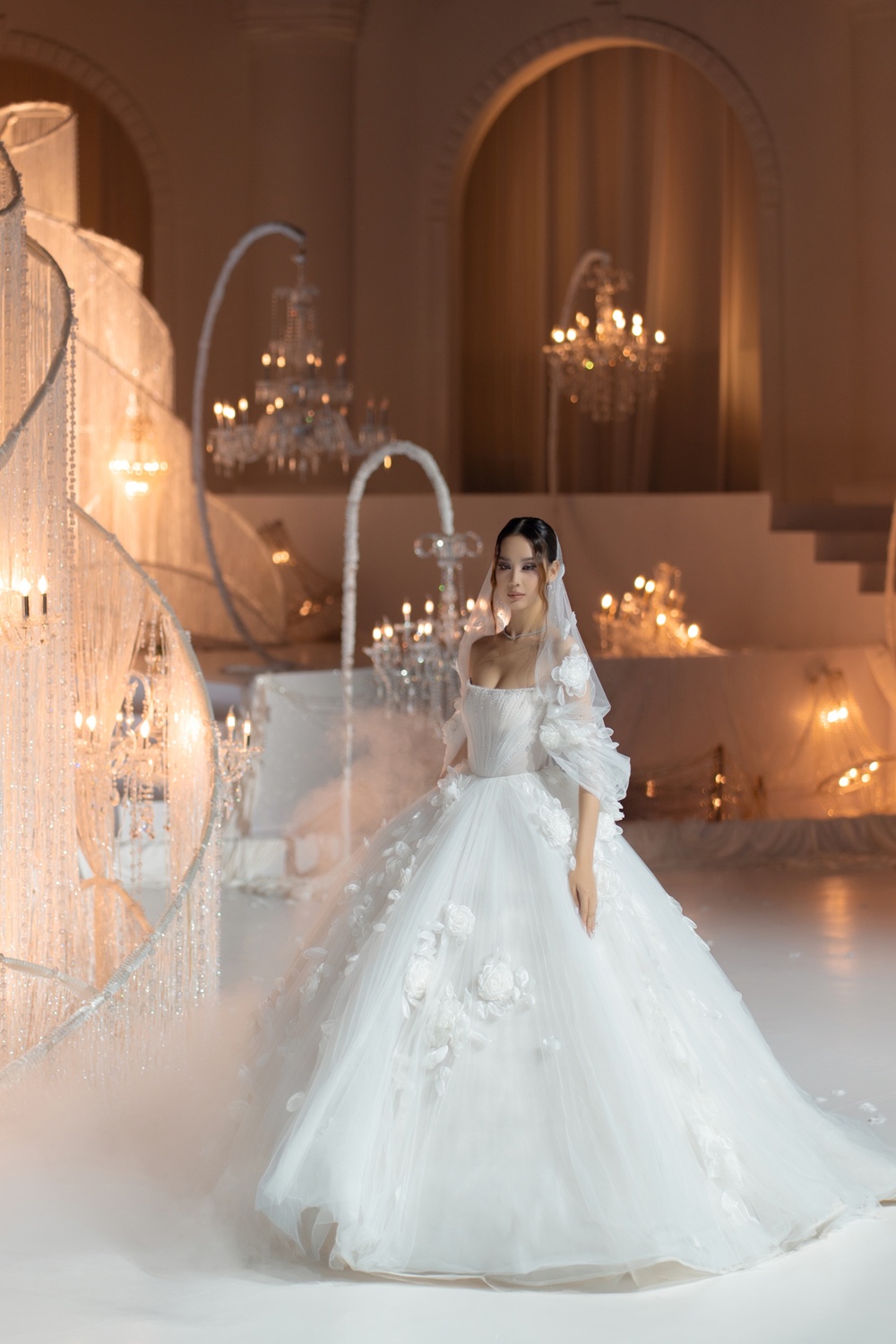 Hoàng Thùy tựa nữ thần khi diện váy cưới của NTK Chung Thanh Phong - ảnh 3