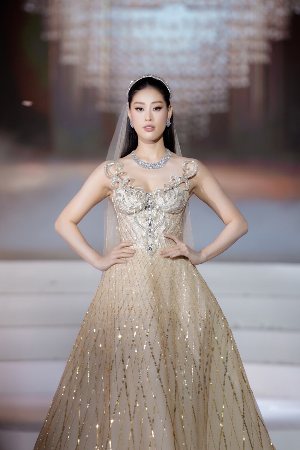 Hoàng Thùy tựa nữ thần khi diện váy cưới của NTK Chung Thanh Phong - ảnh 8