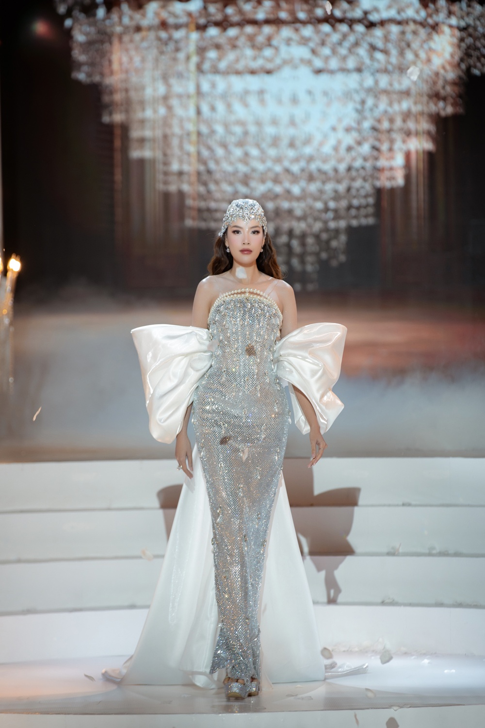 Hoàng Thùy tựa nữ thần khi diện váy cưới của NTK Chung Thanh Phong - ảnh 7