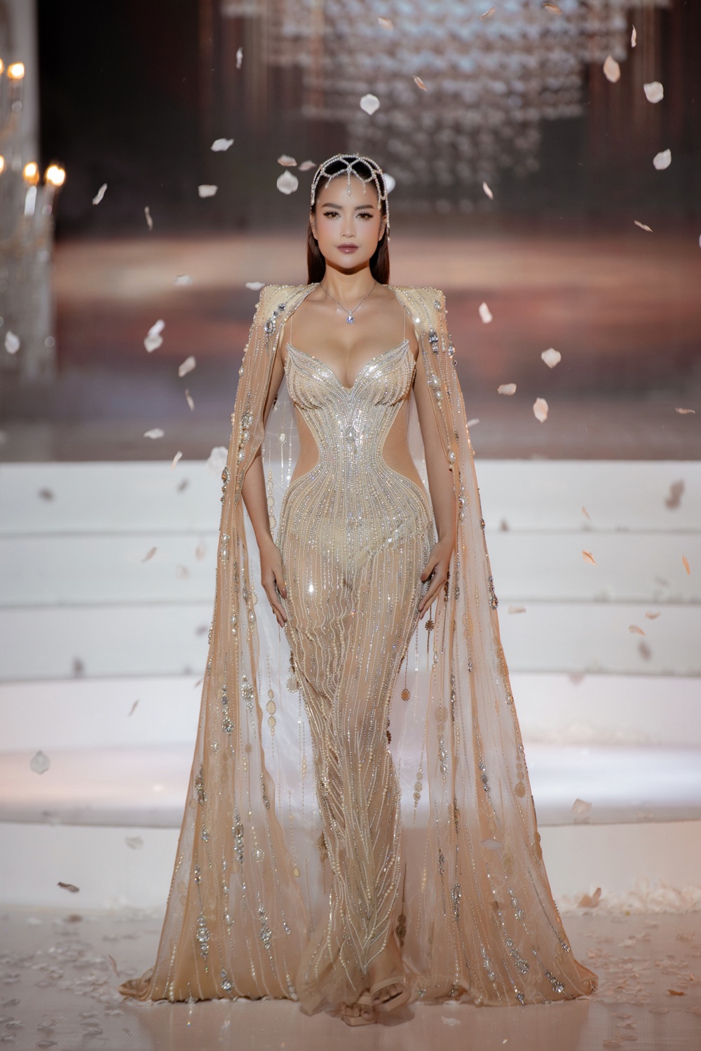 Hoàng Thùy tựa nữ thần khi diện váy cưới của NTK Chung Thanh Phong - ảnh 9