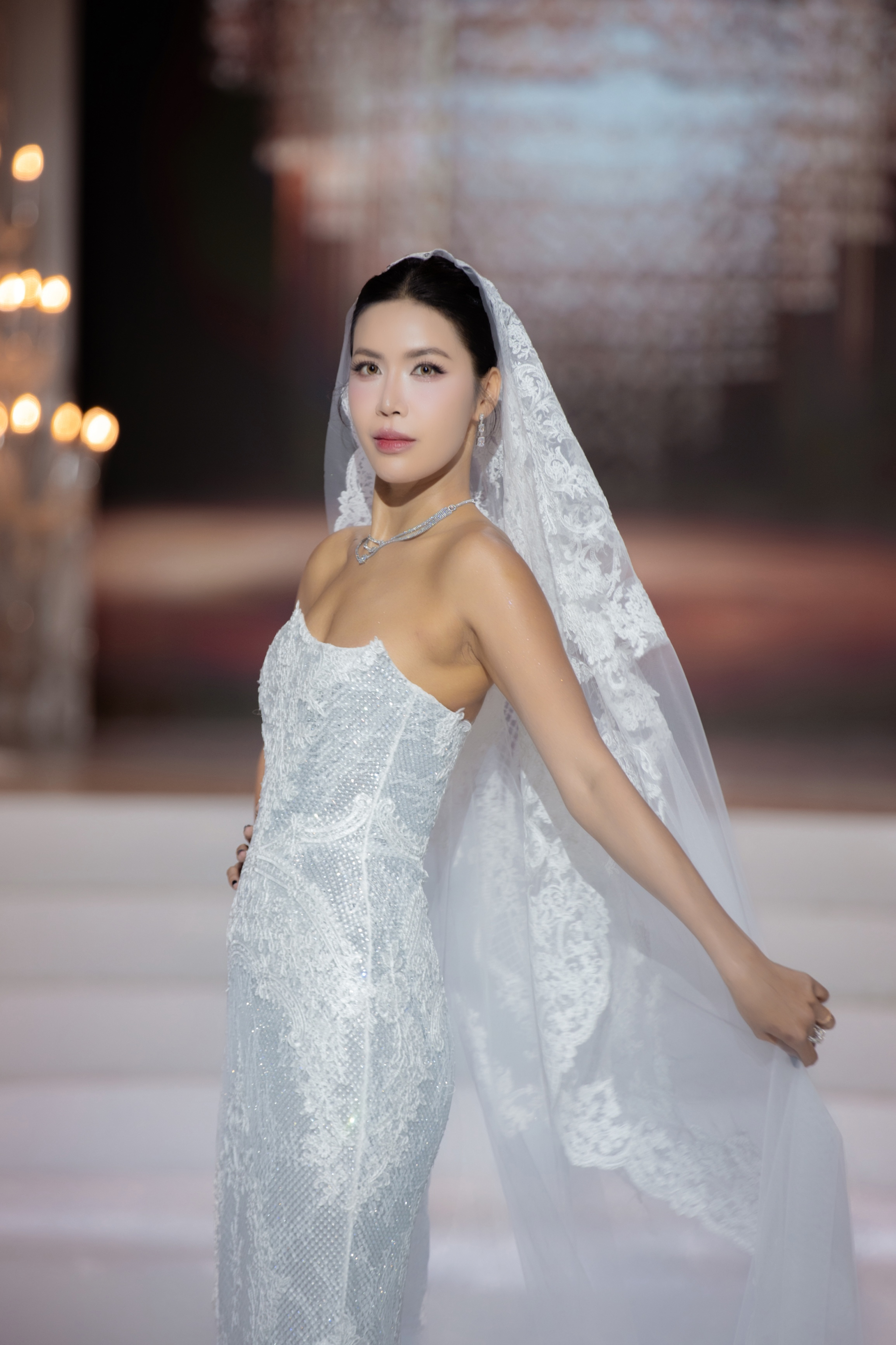 Hoàng Thùy tựa nữ thần khi diện váy cưới của NTK Chung Thanh Phong - ảnh 10