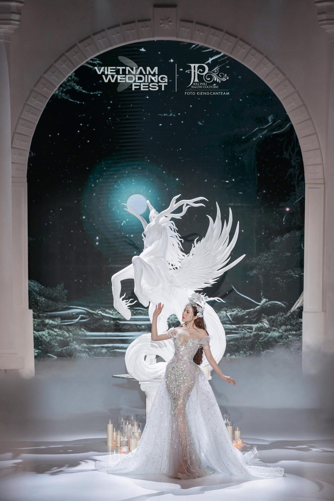Vietnam Couture Fashion Week 2025 khép lại, giới thiệu sáng tạo của 3 NTK, thương hiệu tên tuổi - ảnh 9