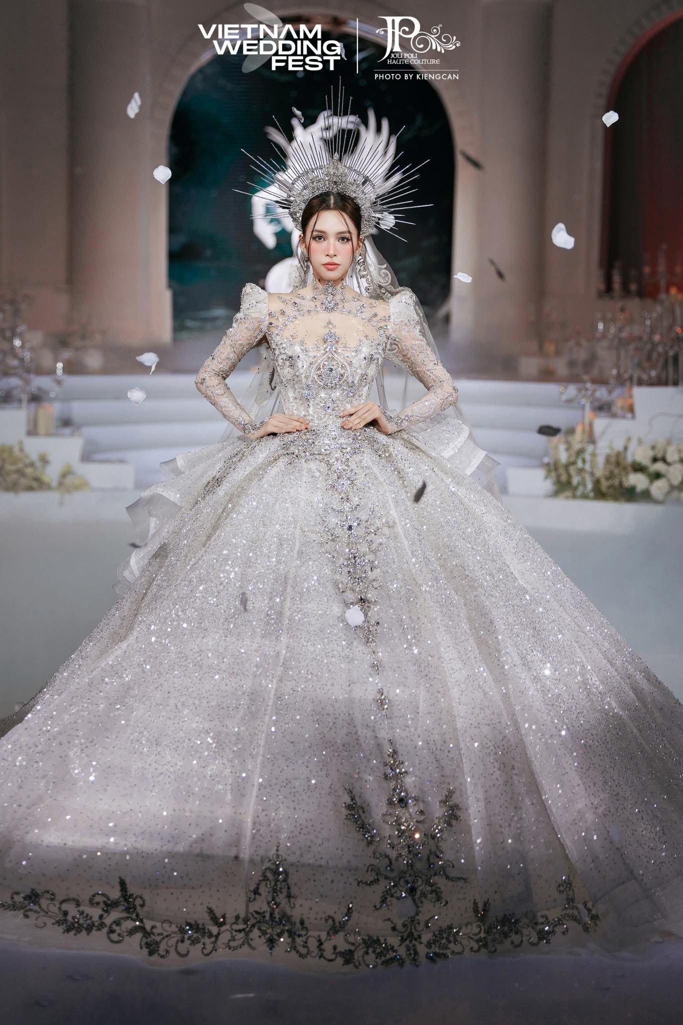Vietnam Couture Fashion Week 2025 khép lại, giới thiệu sáng tạo của 3 NTK, thương hiệu tên tuổi - ảnh 10