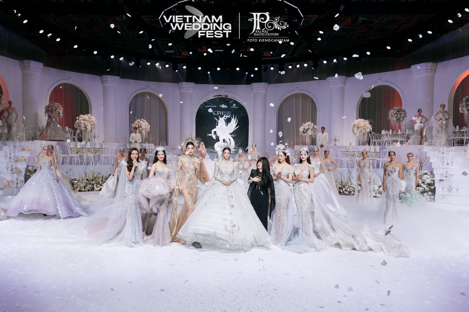 Vietnam Couture Fashion Week 2025 khép lại, giới thiệu sáng tạo của 3 NTK, thương hiệu tên tuổi - ảnh 11