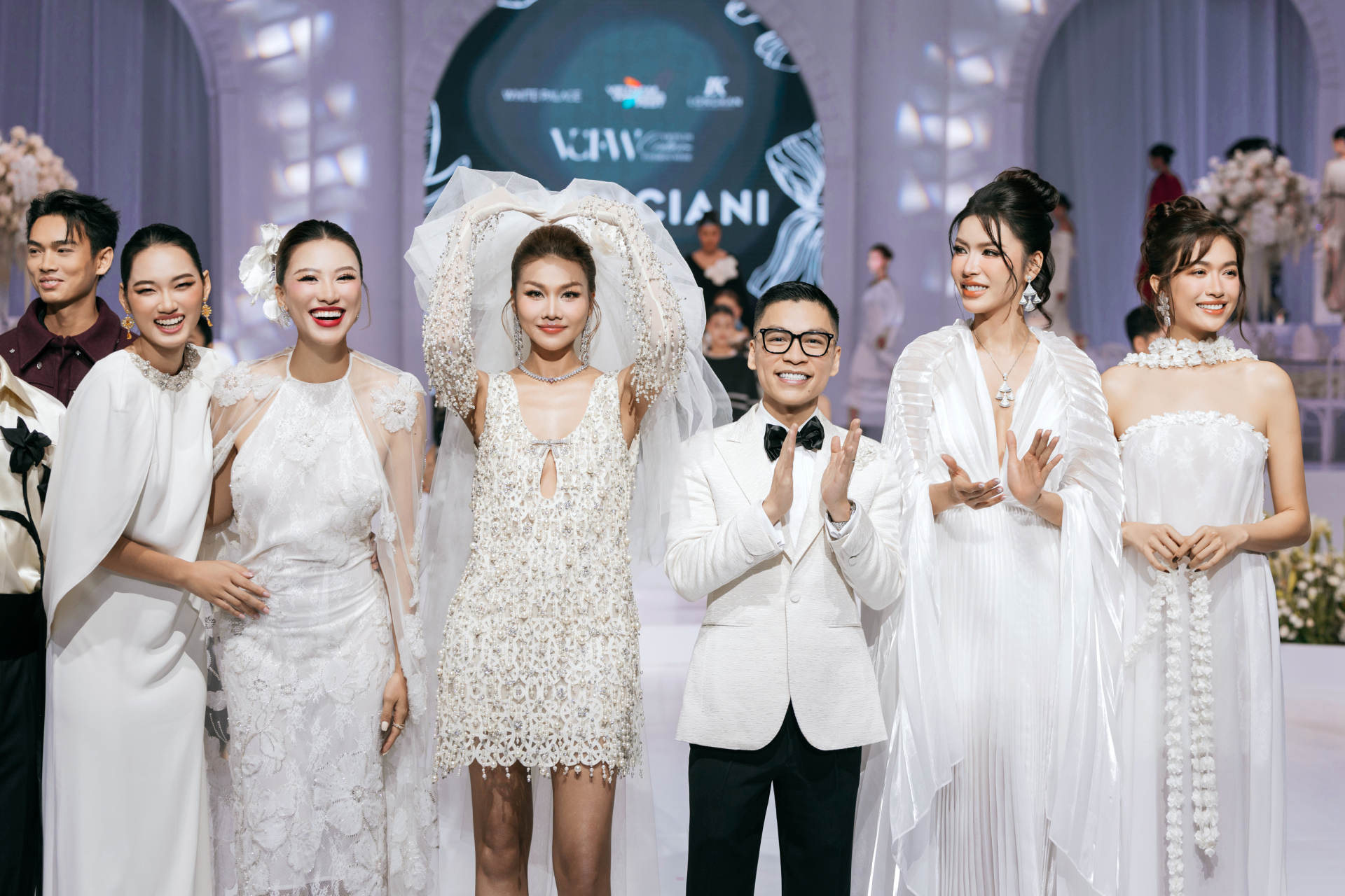 Vietnam Couture Fashion Week 2025 khép lại, giới thiệu sáng tạo của 3 NTK, thương hiệu tên tuổi - ảnh 4