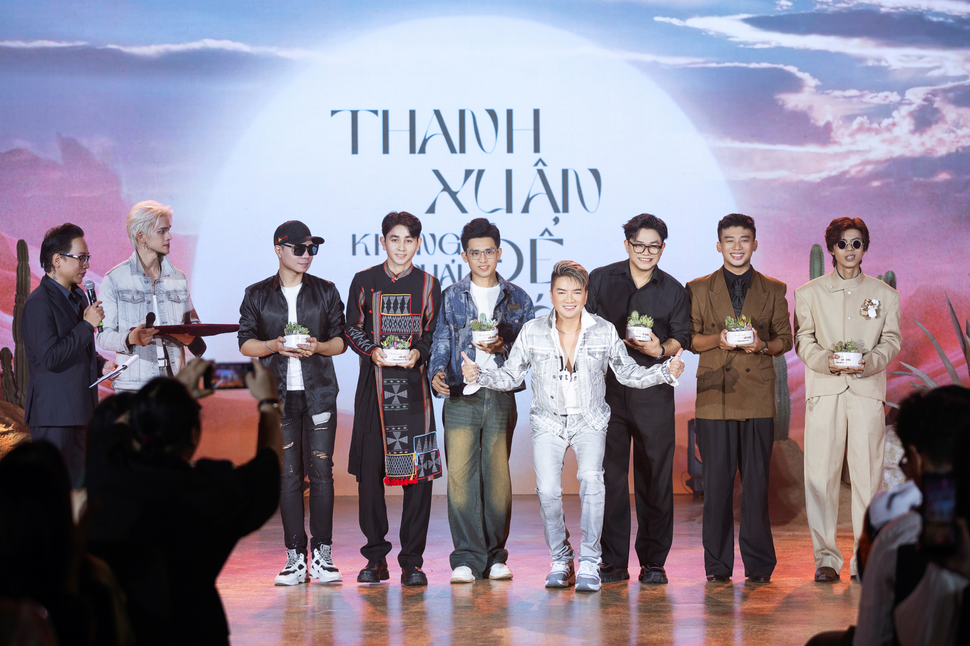 Đàm Vĩnh Hưng trở lại với album nhạc trẻ “Thanh xuân không phải để khóc”, công bố chuỗi đêm nhạc xuyên Việt - ảnh 1