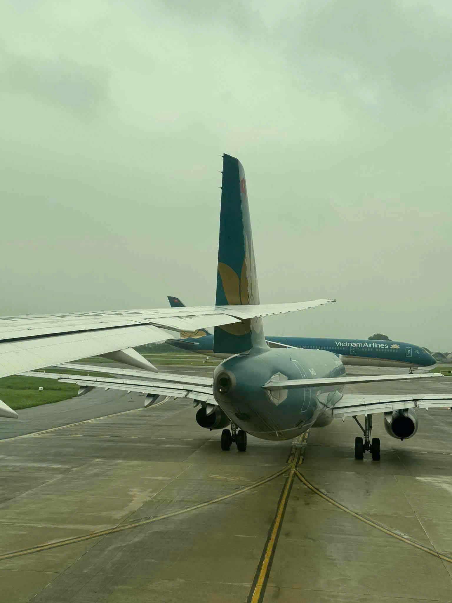 Hình ảnh máy bay của Vietnam Airlines va chạm dẫn đến rách phần đuôi