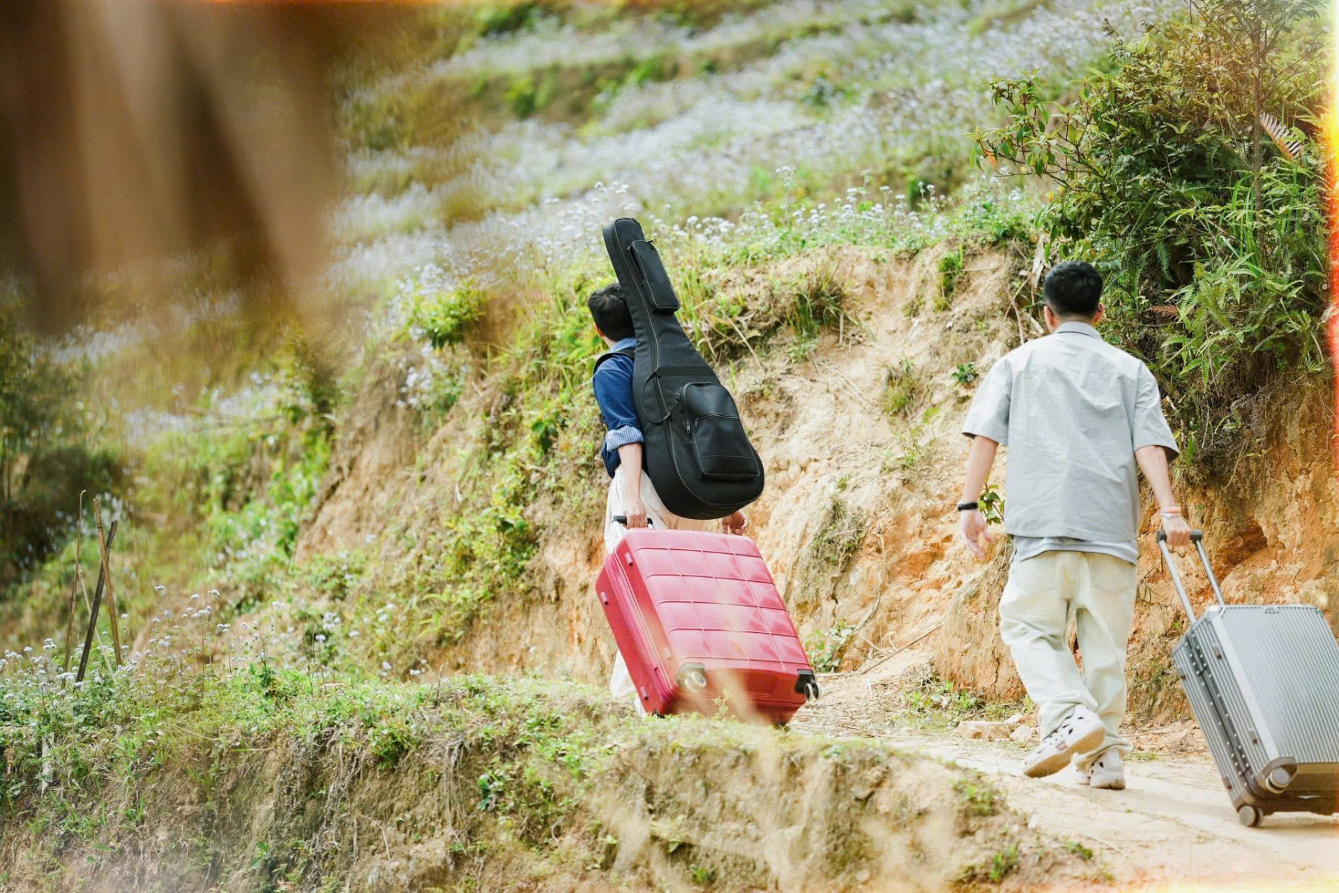 Hậu trường chưa lên sóng của 'Gia đình Haha': Mất 7 tiếng để xăm logo và cái kết rất truyền hình thực tế - ảnh 2
