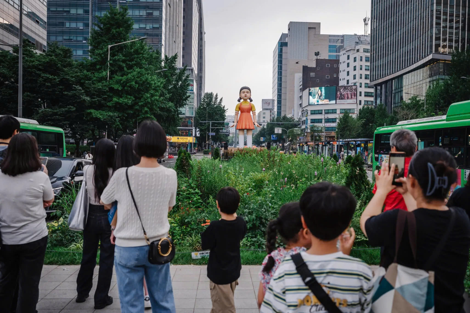 Khách tham quan chụp ảnh Young-hee ở trung tâm Seoul. Michael Park của The New York Times